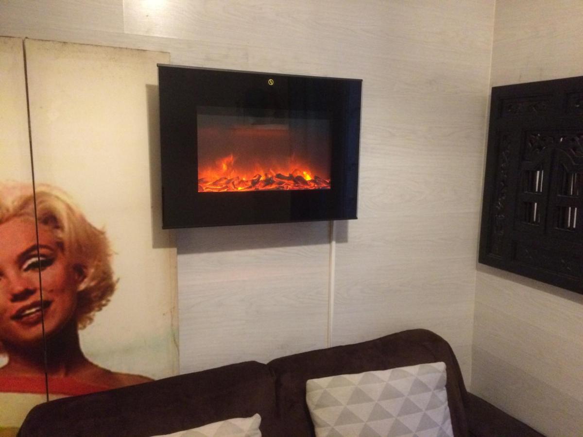 Studio "Maryline" Sejours Parisiens Abordables - Rez De Chaussee Sur Beau Patio Ombrage- Accessible Handcaps - Grand Canape-Lit Clic Clac 2 Places - Cuisine Equipee - Salle De Bains - 5 Minutes Du Metro Brochant Ligne 13,Bus 74 Et 31 Exteriör bild